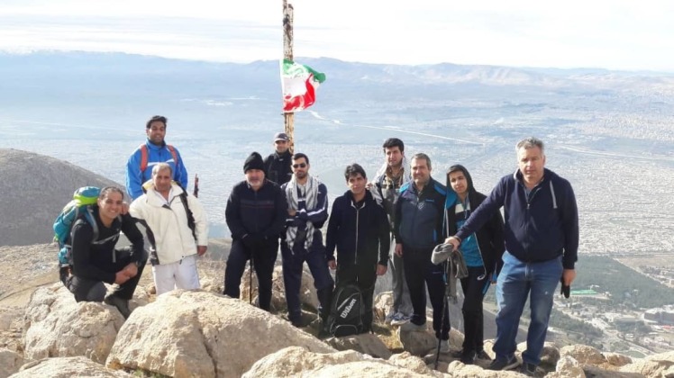صعود به ارتفاعات طاق بستان کرمانشاه به مناسبت دهه مبارک فجر انقلاب اسلامی 