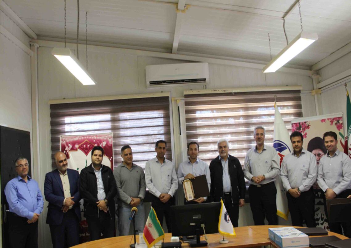 طی مراسمی از نفرات برتر ایمنی نیروگاه زاگرس کوثر در یکسال اخیر تجلیل بعمل آمد